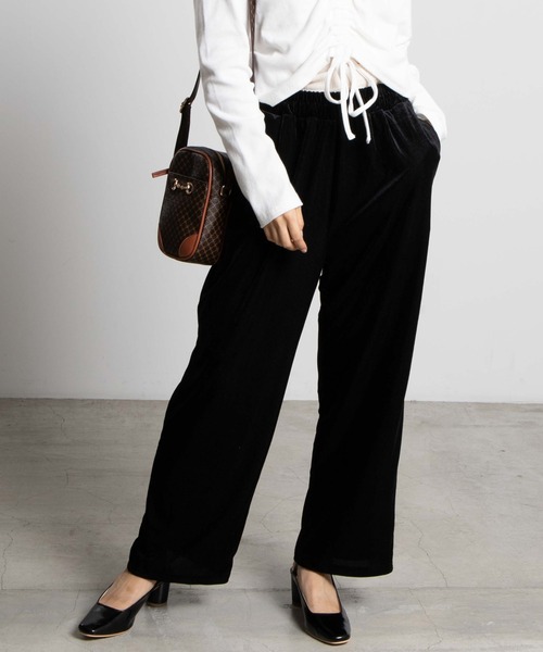 WEGO(ウィゴー)の「WEGO/ベロアコールワイドパンツ(スラックス・レディース・ブラック/パープル/ブラウン/アイボリー・FREE)」の1枚目の写真