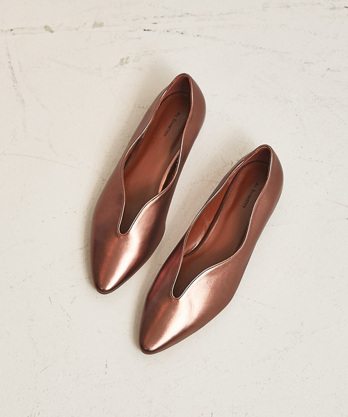 Au BANNISTER(オゥバニスター)の「【WEB限定】ウェーブカットパンプス(パンプス・レディース・ブラック/グレイッシュベージュ/ネイビー/ブロンズ・35/36/37/38/39)」の1枚目の写真