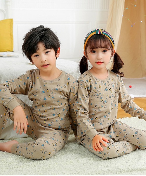 DAY CLOSET（デイ クローゼット）の「キッズ　長袖プリント柄リラックスコットンルームウェアパジャマ 上下2点セット（ルームウェア/パジャマ・キッズ・レッド/ブルー系その他/ピンク系その他/ブルー/ブラウン/グレイッシュベージュ/イエロー/ピンク/グリーン/グリーン系その他2/グリーン系その他3/ブルー系その他2/グリーン系その他/ネイビー・150cm/140cm/110cm/120cm/130cm/100cm）」の3枚目の写真