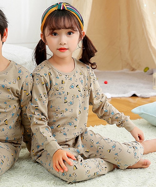 DAY CLOSET（デイ クローゼット）の「キッズ　長袖プリント柄リラックスコットンルームウェアパジャマ 上下2点セット（ルームウェア/パジャマ・キッズ・レッド/ブルー系その他/ピンク系その他/ブルー/ブラウン/グレイッシュベージュ/イエロー/ピンク/グリーン/グリーン系その他2/グリーン系その他3/ブルー系その他2/グリーン系その他/ネイビー・150cm/140cm/110cm/120cm/130cm/100cm）」の17枚目の写真