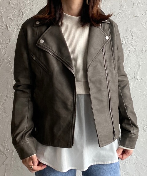 She's Closet(シーズクローゼット)の「フェイクレザーダブルライダースジャケット(ライダースジャケット・レディース・アッシュグレー/ブラック/ベージュ・M/L)」の3枚目の写真
