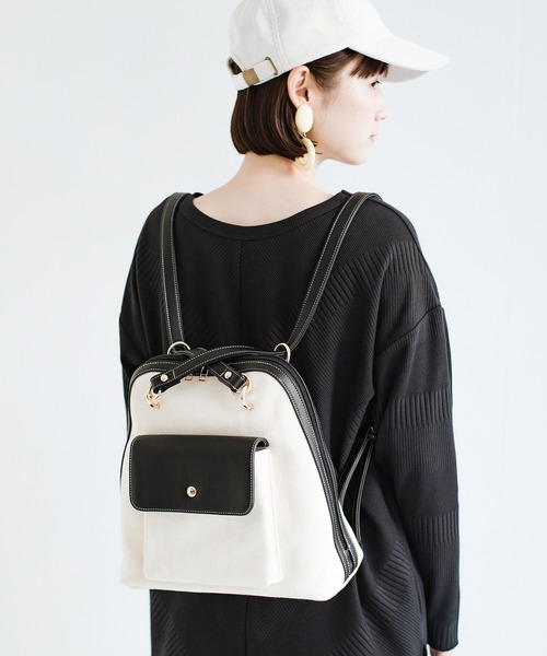 haco!（ハコ）の「カジュアルときれいの良いとこどり！どんなコーデにも似合う リュックにもショルダーにもなる2WAYバッグ（ショルダーバッグ・レディース・ブラック/グレイッシュベージュ・ONE SIZE）」の2枚目の写真