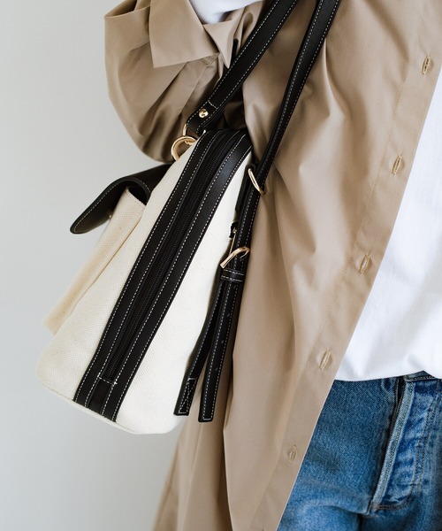 haco!（ハコ）の「カジュアルときれいの良いとこどり！どんなコーデにも似合う リュックにもショルダーにもなる2WAYバッグ（ショルダーバッグ・レディース・ブラック/グレイッシュベージュ・ONE SIZE）」の21枚目の写真