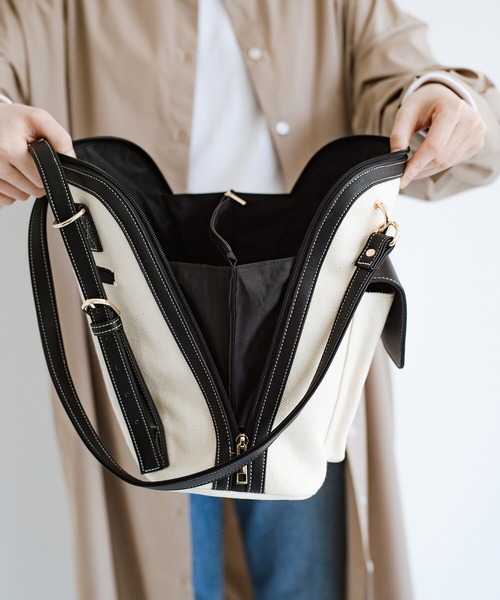 haco!（ハコ）の「カジュアルときれいの良いとこどり！どんなコーデにも似合う リュックにもショルダーにもなる2WAYバッグ（ショルダーバッグ・レディース・ブラック/グレイッシュベージュ・ONE SIZE）」の4枚目の写真
