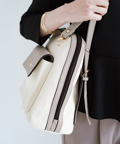 haco!（ハコ）の「カジュアルときれいの良いとこどり！どんなコーデにも似合う リュックにもショルダーにもなる2WAYバッグ（ショルダーバッグ・レディース・ブラック/グレイッシュベージュ・ONE SIZE）」の22枚目の写真