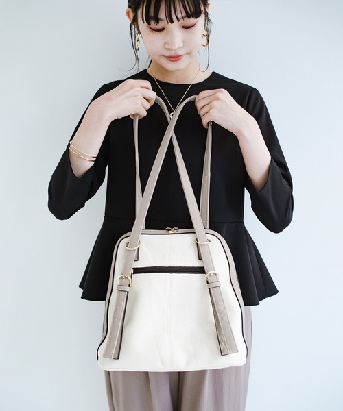 haco!（ハコ）の「カジュアルときれいの良いとこどり！どんなコーデにも似合う リュックにもショルダーにもなる2WAYバッグ（ショルダーバッグ・レディース・ブラック/グレイッシュベージュ・ONE SIZE）」の12枚目の写真