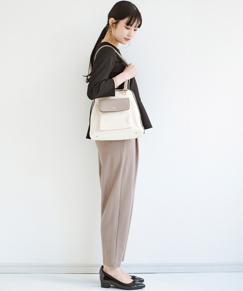 haco!（ハコ）の「カジュアルときれいの良いとこどり！どんなコーデにも似合う リュックにもショルダーにもなる2WAYバッグ（ショルダーバッグ・レディース・ブラック/グレイッシュベージュ・ONE SIZE）」の11枚目の写真