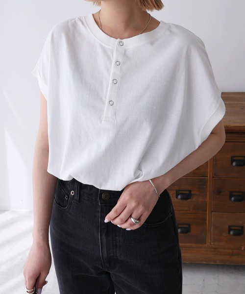 andme（アンドミー）の「ピグメント加工2way背中ボタンTシャツ（Tシャツ/カットソー・レディース・オフホワイト/ブルー/グリーン/モカ/ラベンダー/グレー系その他/スミクロ・M）」の2枚目の写真