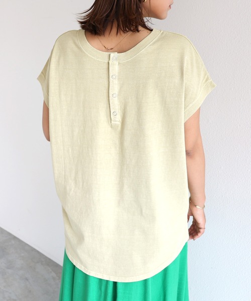 andme（アンドミー）の「ピグメント加工2way背中ボタンTシャツ（Tシャツ/カットソー・レディース・オフホワイト/ブルー/グリーン/モカ/ラベンダー/グレー系その他/スミクロ・M）」の6枚目の写真