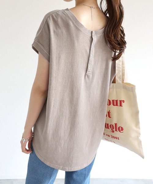 andme（アンドミー）の「ピグメント加工2way背中ボタンTシャツ（Tシャツ/カットソー・レディース・オフホワイト/ブルー/グリーン/モカ/ラベンダー/グレー系その他/スミクロ・M）」の5枚目の写真