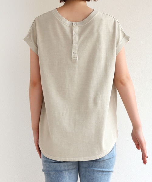 andme（アンドミー）の「ピグメント加工2way背中ボタンTシャツ（Tシャツ/カットソー・レディース・オフホワイト/ブルー/グリーン/モカ/ラベンダー/グレー系その他/スミクロ・M）」の15枚目の写真