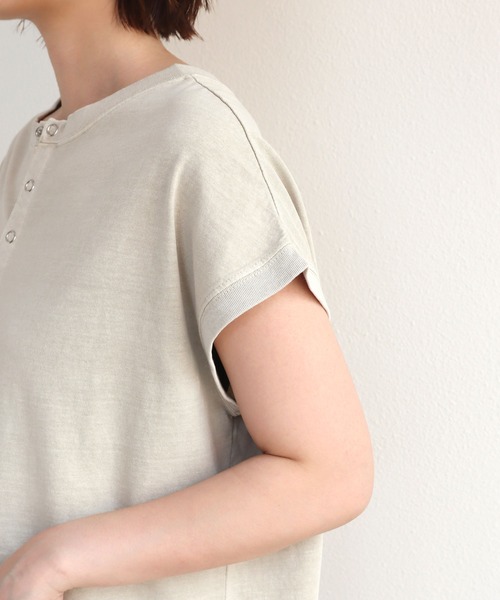 andme（アンドミー）の「ピグメント加工2way背中ボタンTシャツ（Tシャツ/カットソー・レディース・オフホワイト/ブルー/グリーン/モカ/ラベンダー/グレー系その他/スミクロ・M）」の21枚目の写真