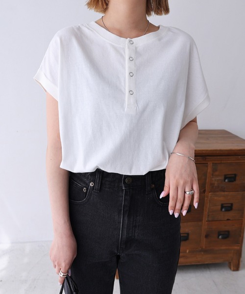 andme（アンドミー）の「ピグメント加工2way背中ボタンTシャツ（Tシャツ/カットソー・レディース・オフホワイト/ブルー/グリーン/モカ/ラベンダー/グレー系その他/スミクロ・M）」の8枚目の写真