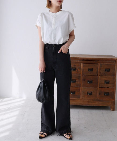 andme（アンドミー）の「ピグメント加工2way背中ボタンTシャツ（Tシャツ/カットソー・レディース・オフホワイト/ブルー/グリーン/モカ/ラベンダー/グレー系その他/スミクロ・M）」の10枚目の写真