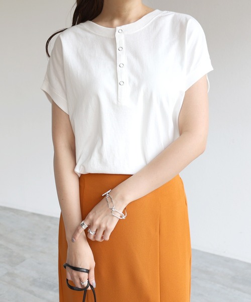 andme（アンドミー）の「ピグメント加工2way背中ボタンTシャツ（Tシャツ/カットソー・レディース・オフホワイト/ブルー/グリーン/モカ/ラベンダー/グレー系その他/スミクロ・M）」の12枚目の写真