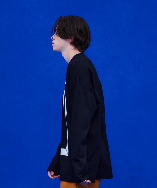 UNITED TOKYO（ユナイテッドトウキョウ）の「フレームプリントロングTシャツ（Tシャツ/カットソー・メンズ・ブラック/グレー・1/2）」の5枚目の写真