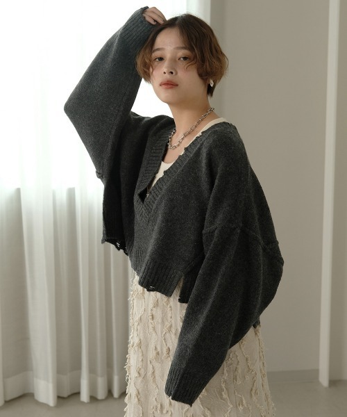 Bab(バブ)の「【WEB限定】深Vショートもちもちニットプルオーバー(ニット/セーター・レディース・チャコールグレー/ベージュ/アイボリー・FREE)」の3枚目の写真