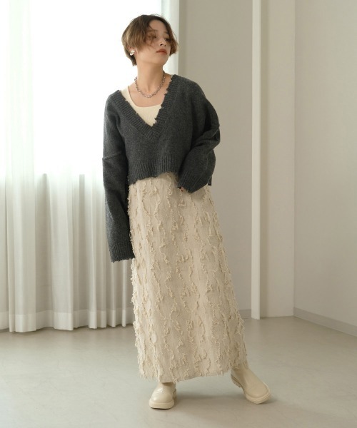 Bab(バブ)の「【WEB限定】深Vショートもちもちニットプルオーバー(ニット/セーター・レディース・チャコールグレー/ベージュ/アイボリー・FREE)」の4枚目の写真