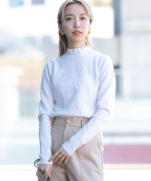 Ray BEAMS（レイビームス）の「Ray BEAMS / ライン ジャカード ハイネック ニット（ニット/セーター・レディース・ホワイト/ベージュ・ONE SIZE）」の3枚目の写真