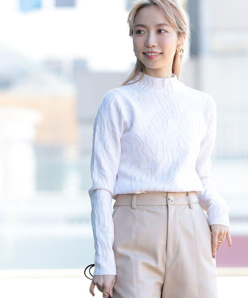 Ray BEAMS（レイビームス）の「Ray BEAMS / ライン ジャカード ハイネック ニット（ニット/セーター・レディース・ホワイト/ベージュ・ONE SIZE）」の4枚目の写真