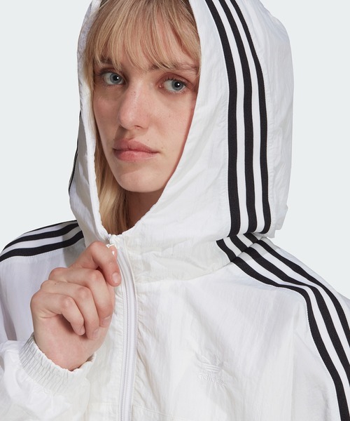 アディダス 白 アディカラー クラシックス ビッグロゴ ウインドブレーカー女性M adidas（アディダス）の「アディカラー クラシックス ウインド