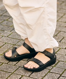 アンクルストラップ」に該当するサンダル（フラット