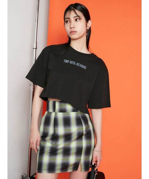 EMODA(エモダ)の「コンパクトロゴショートTシャツ(Tシャツ/カットソー・レディース・ホワイト/ブラック/イエロー/ブルー・FREE)」の2枚目の写真