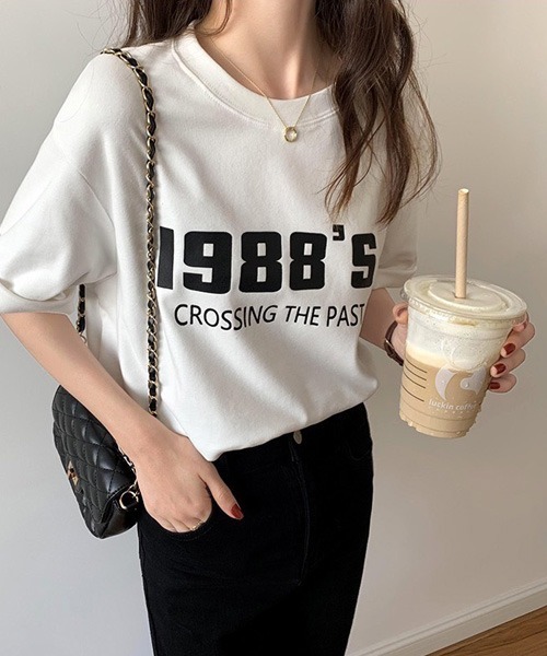 Chaco closet(チャコ クローゼット)の「カラーナンバリングロゴプリント半袖Tシャツ(Tシャツ/カットソー・レディース・グレー/チャコール/ホワイト・FREE)」の2枚目の写真