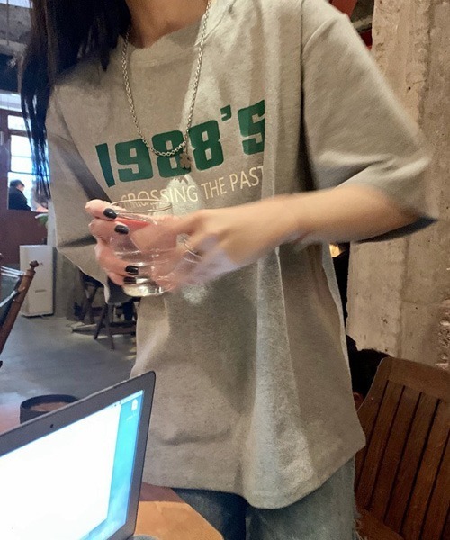 Chaco closet(チャコ クローゼット)の「カラーナンバリングロゴプリント半袖Tシャツ(Tシャツ/カットソー・レディース・グレー/チャコール/ホワイト・FREE)」の20枚目の写真