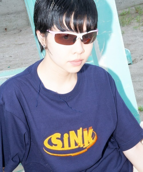 SINK kotohayokozawa（シンク コトハヨコザワ）の「【Nukeme×SINK】GLITCH EMBROIDERY  LOGO Tshirt（Tシャツ/カットソー・レディース・ライトブルー/ネイビー/ホワイト・XL/L/S）」の3枚目の写真