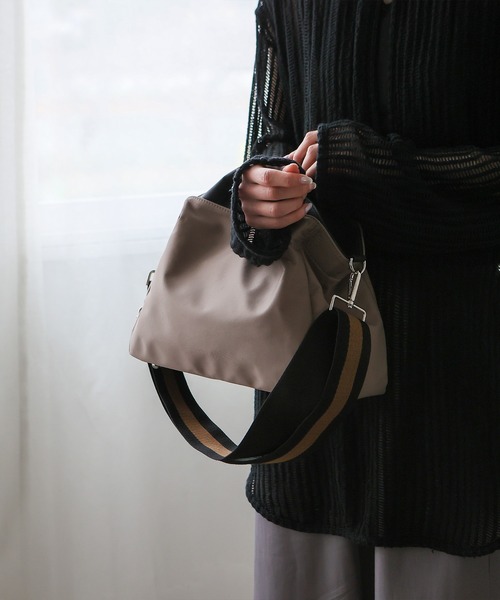 VitaFelice（ヴィータフェリーチェ）の「本革ハンドル2WAYトートバッグ（ナイロン/キャンバス）ストライプショルダー付き（トートバッグ・レディース・ベージュ/グレー/ネイビー/キャメル/ブラック/チャコール/ベージュ系/グレー系/ブラック系・FREE）」の22枚目の写真