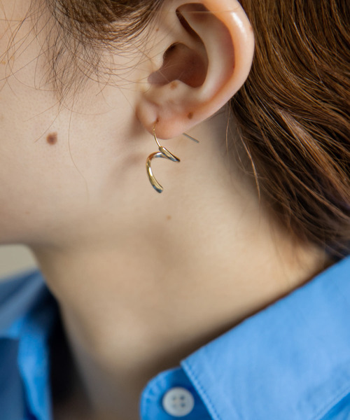 SMELLY（スメリー）の「ナローラインフックピアス（ピアス（両耳用）・レディース・ゴールド・-）」の2枚目の写真