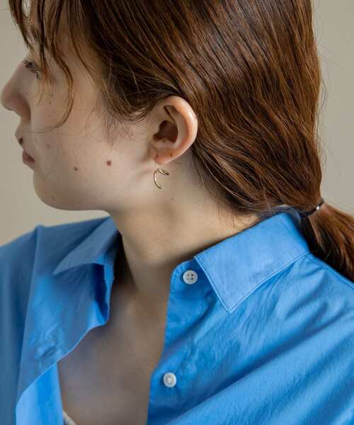 SMELLY（スメリー）の「ナローラインフックピアス（ピアス（両耳用）・レディース・ゴールド・-）」の4枚目の写真