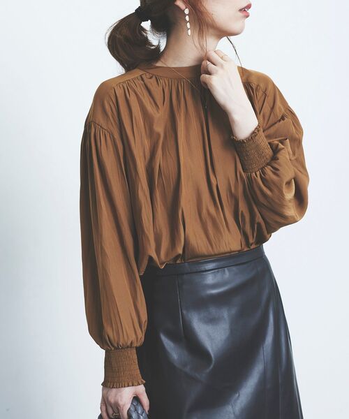 le.coeur blanc（ルクールブラン）の「パウダーサテン2wayハイネックブラウス（シャツ/ブラウス・レディース・アイボリー/キャメル/ダークグリーン/ブラック・38）」の4枚目の写真