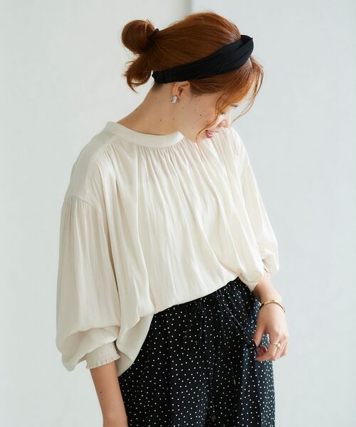 le.coeur blanc（ルクールブラン）の「パウダーサテン2wayハイネックブラウス（シャツ/ブラウス・レディース・アイボリー/キャメル/ダークグリーン/ブラック・38）」の9枚目の写真