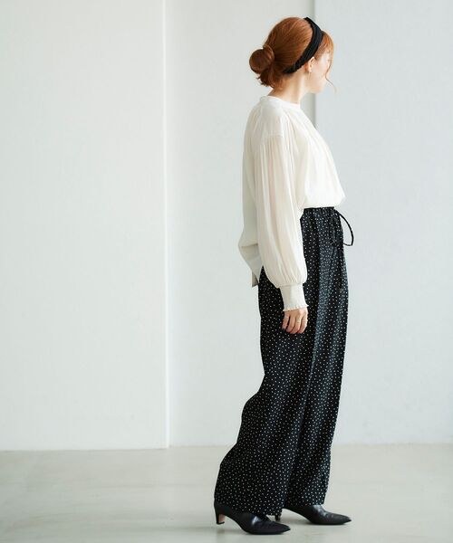 le.coeur blanc（ルクールブラン）の「パウダーサテン2wayハイネックブラウス（シャツ/ブラウス・レディース・アイボリー/キャメル/ダークグリーン/ブラック・38）」の14枚目の写真