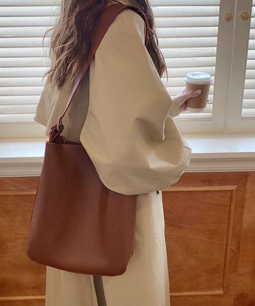 meJane（ミージェーン）の「レザーライクワイドベルトショルダーバッグ（ショルダーバッグ・レディース・ブラック/テラコッタ・FREE）」の5枚目の写真