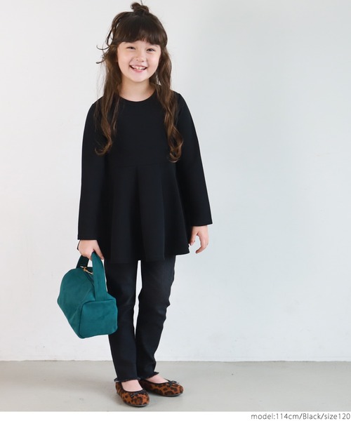 coca（coca）（コカ）の「キッズ エンボス加工プリーツフレアトップス（Tシャツ/カットソー・キッズ・ブラック・100/110/120/130）」の2枚目の写真
