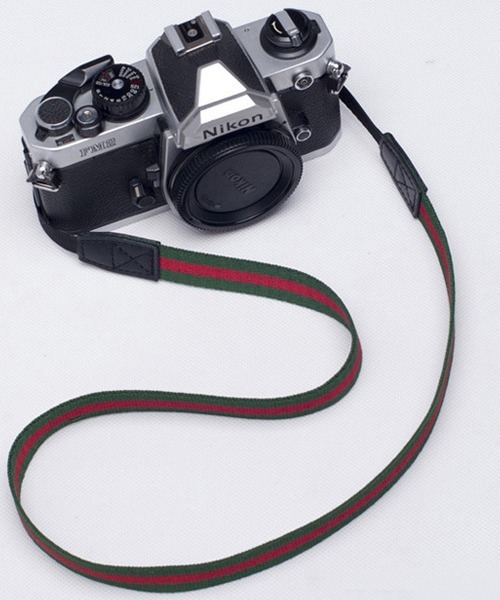 Fun & Daily(ファンアンドデイリー)の「F&D : トリプルカラーカメラストラップ(カメラ/カメラグッズ・メンズ・グリーン/レッド/ネイビー/トリコロール/ブラウン・FREE)」の3枚目の写真