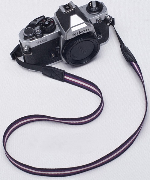 Fun & Daily(ファンアンドデイリー)の「F&D : トリプルカラーカメラストラップ(カメラ/カメラグッズ・メンズ・グリーン/レッド/ネイビー/トリコロール/ブラウン・FREE)」の11枚目の写真