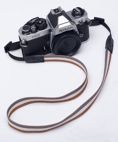 Fun & Daily(ファンアンドデイリー)の「F&D : トリプルカラーカメラストラップ(カメラ/カメラグッズ・メンズ・グリーン/レッド/ネイビー/トリコロール/ブラウン・FREE)」の16枚目の写真