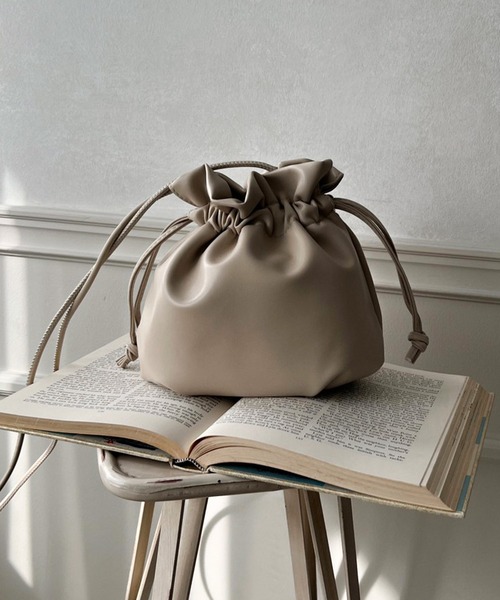 apres jour mignon(アプレジュールミニョン)の「【apresjour mignon×ARIAZ】巾着ショルダーバッグ(ショルダーバッグ・レディース・アイボリー/ブラック・ONESIZE)」の2枚目の写真