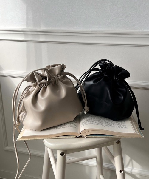 apres jour mignon(アプレジュールミニョン)の「【apresjour mignon×ARIAZ】巾着ショルダーバッグ(ショルダーバッグ・レディース・アイボリー/ブラック・ONESIZE)」の4枚目の写真