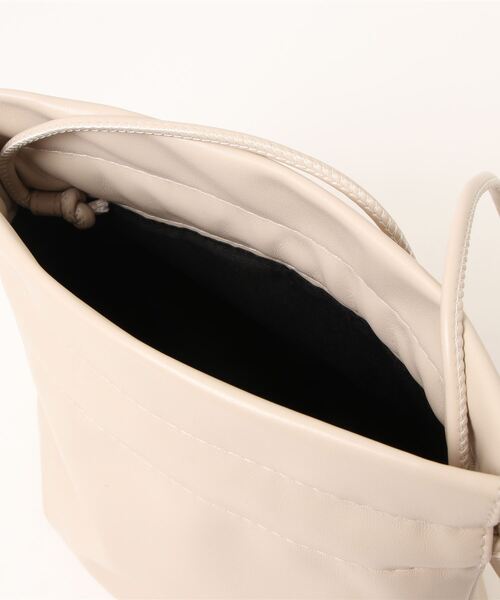 apres jour mignon(アプレジュールミニョン)の「【apresjour mignon×ARIAZ】巾着ショルダーバッグ(ショルダーバッグ・レディース・アイボリー/ブラック・ONESIZE)」の6枚目の写真