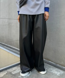 フェイクレザーワイドパンツ