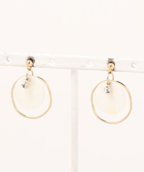 tone(トーン)の「【雨あがりの森】シェルコイン・ピアス(MA)(ピアス(両耳用)・レディース・ブラック/ホワイト・FREE)」の1枚目の写真