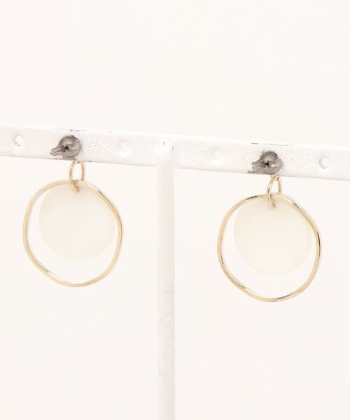 tone(トーン)の「【雨あがりの森】シェルコイン・ピアス(MA)(ピアス(両耳用)・レディース・ブラック/ホワイト・FREE)」の3枚目の写真