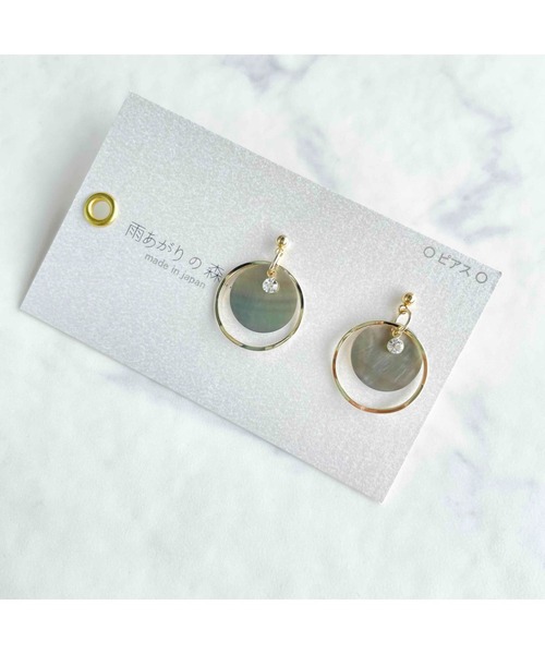 tone(トーン)の「【雨あがりの森】シェルコイン・ピアス(MA)(ピアス(両耳用)・レディース・ブラック/ホワイト・FREE)」の2枚目の写真