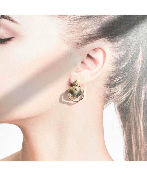 tone(トーン)の「【雨あがりの森】シェルコイン・ピアス(MA)(ピアス(両耳用)・レディース・ブラック/ホワイト・FREE)」の4枚目の写真