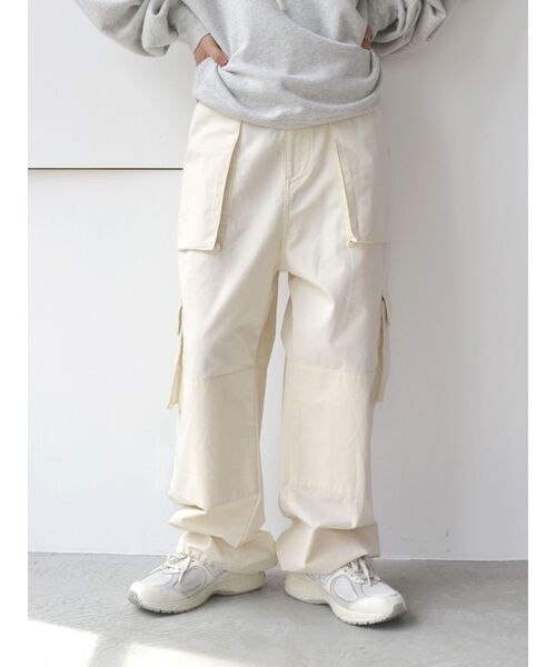 Ungrid（アングリッド）の「ミリタリーボリュームパンツ（カーゴパンツ・レディース・ブラック/カーキ/アイボリー・FREE）」の4枚目の写真